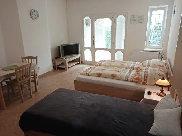 Druhý apartmán s postelemi a velkým oknem