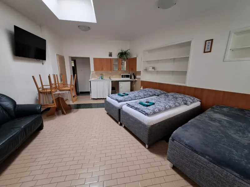 Apartmán s gaučem, televizí a kuchyňkou