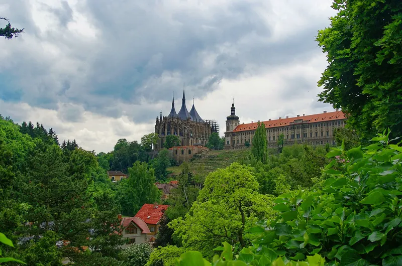 Chrám svaté Barbory a Jezuitská kolej nad zelenými zahradami Kutné Hory