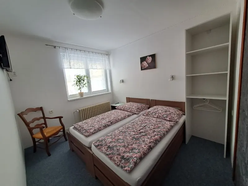 Dvoulůžkový pokoj s oknem a vestavěnou skříní